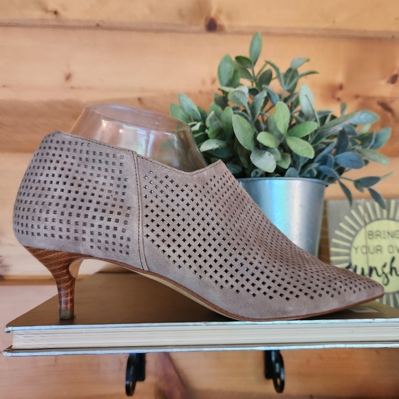 COPY - Franco Sarto 💜 DEEPA2 Ankle Booties Suede Leather Point Perf Kitten Heel - Picture 3 of 11